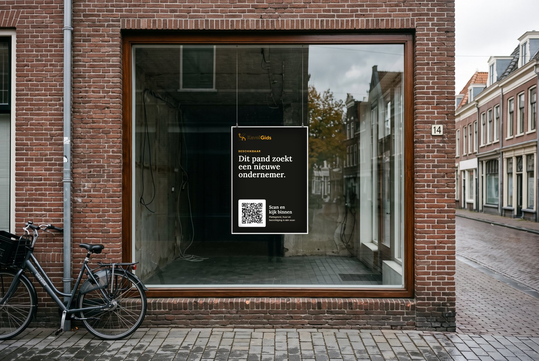 Leegstaand winkelpand met een KavelGids-poster in de etalage